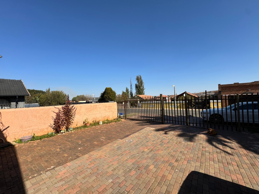 4 Bedroom Property for Sale in Zakariyya Park Gauteng