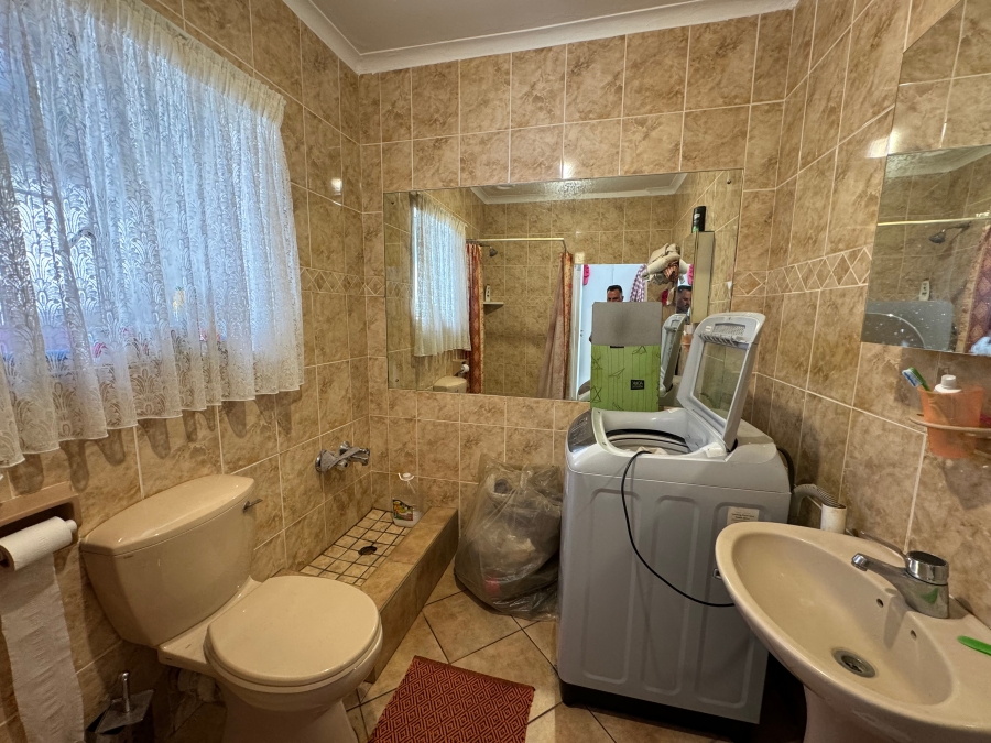 4 Bedroom Property for Sale in Zakariyya Park Gauteng