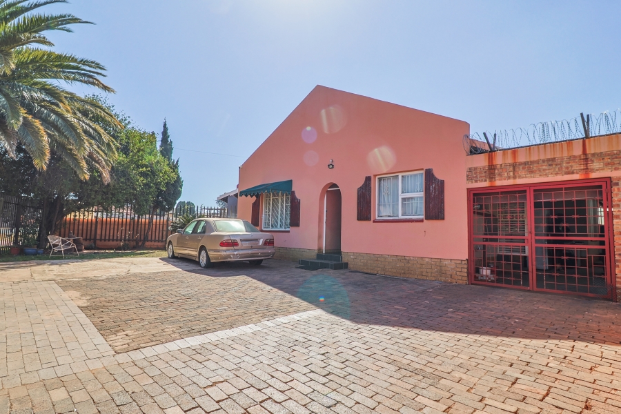 4 Bedroom Property for Sale in Zakariyya Park Gauteng