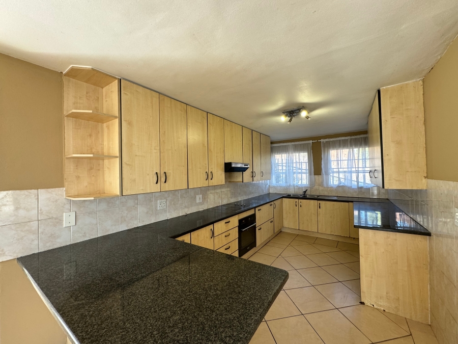 To Let 3 Bedroom Property for Rent in Bassonia Rock Gauteng