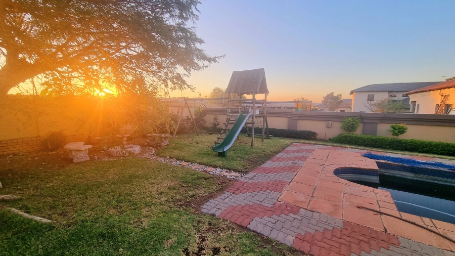 5 Bedroom Property for Sale in Crescent Wood Country Estate Gauteng