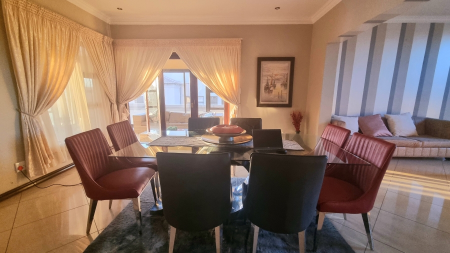 5 Bedroom Property for Sale in Crescent Wood Country Estate Gauteng