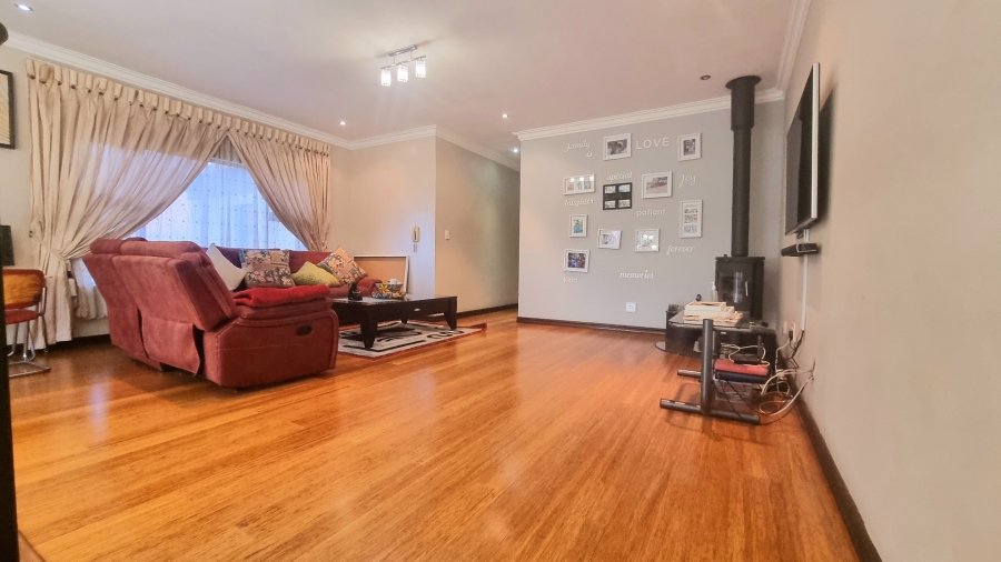 5 Bedroom Property for Sale in Crescent Wood Country Estate Gauteng