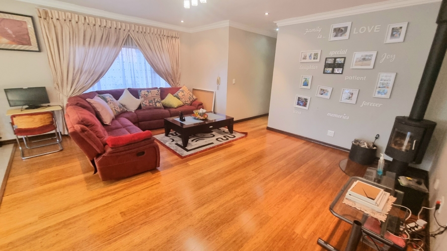 5 Bedroom Property for Sale in Crescent Wood Country Estate Gauteng