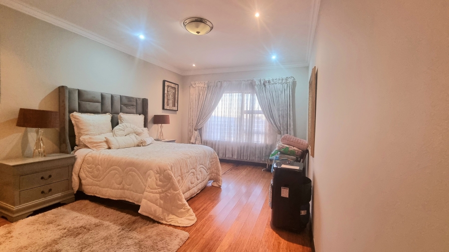 5 Bedroom Property for Sale in Crescent Wood Country Estate Gauteng