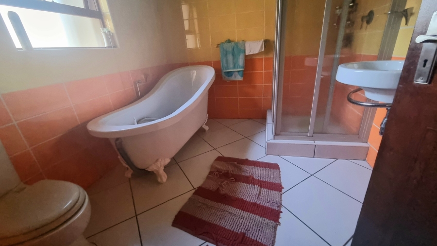 5 Bedroom Property for Sale in Crescent Wood Country Estate Gauteng