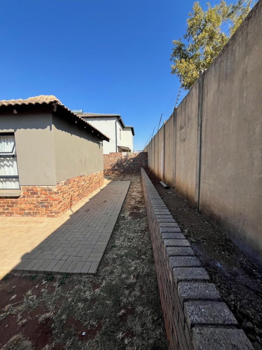 3 Bedroom Property for Sale in Clayville Gauteng