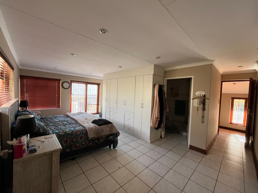 5 Bedroom Property for Sale in Moreleta Park Gauteng