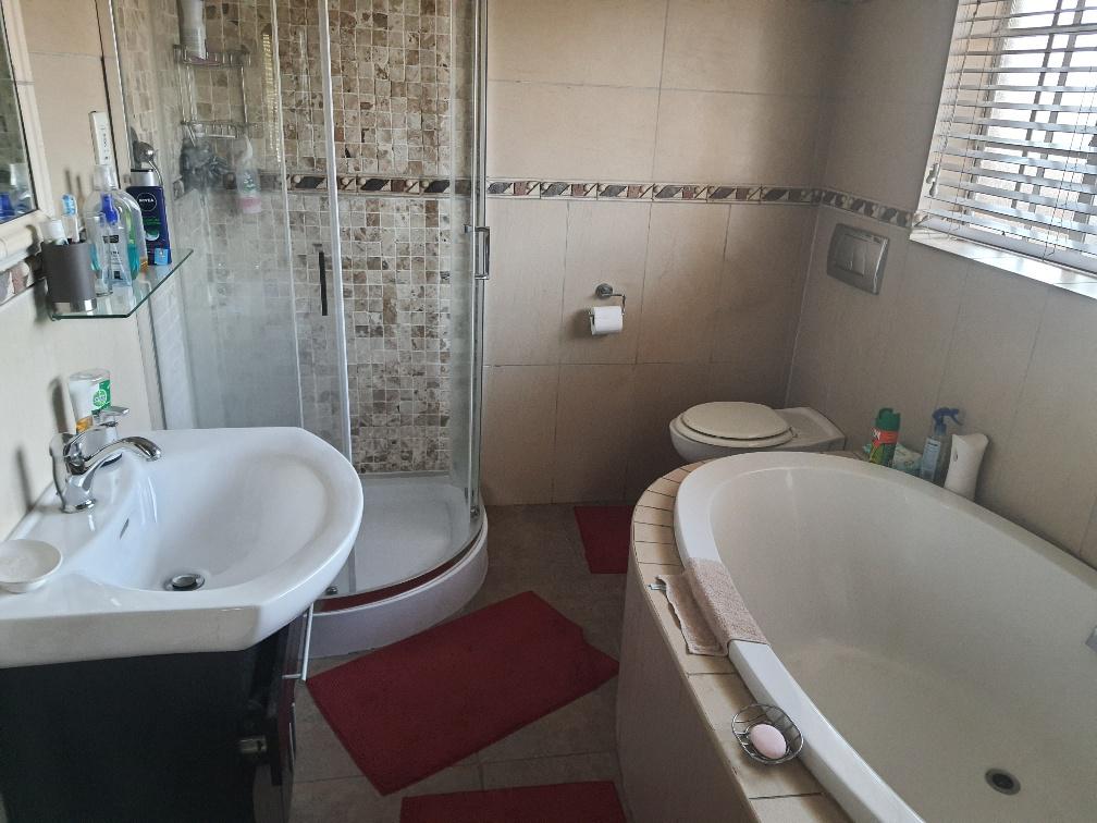 4 Bedroom Property for Sale in Kenleaf Gauteng