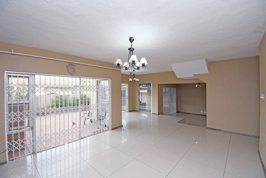 4 Bedroom Property for Sale in Corlett Gardens Gauteng