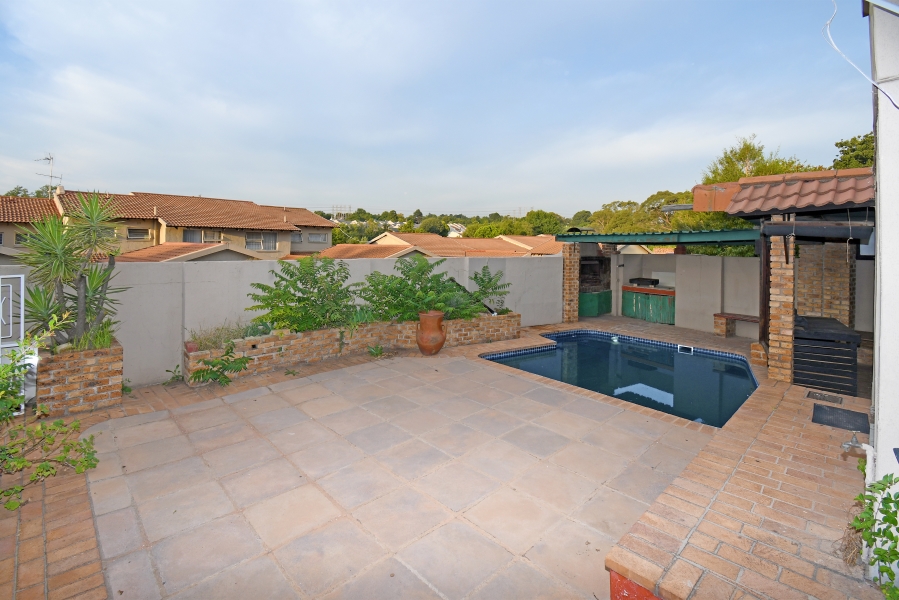 4 Bedroom Property for Sale in Corlett Gardens Gauteng