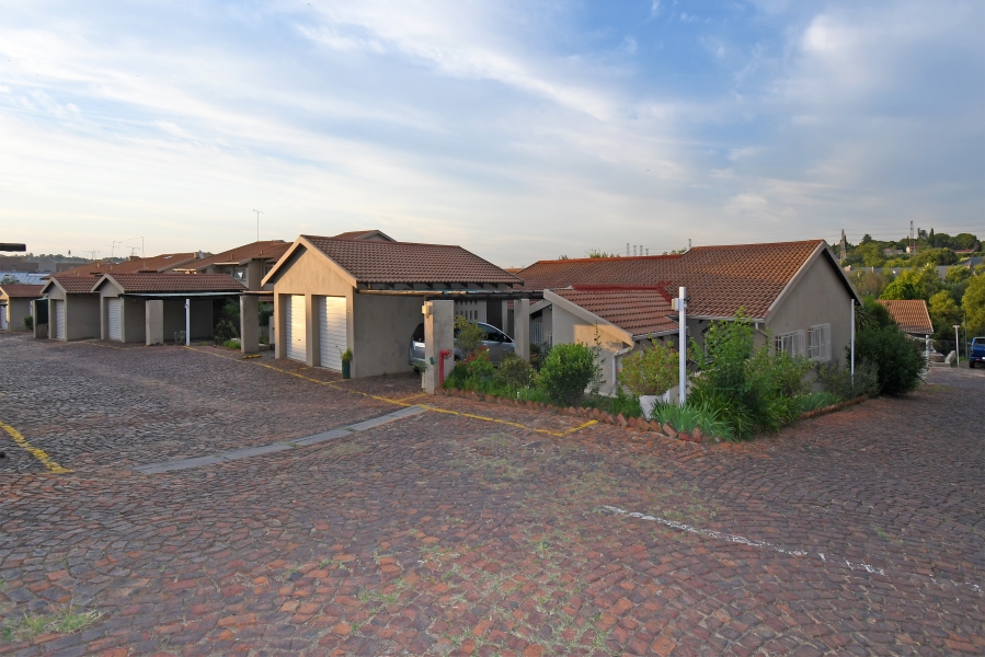 4 Bedroom Property for Sale in Corlett Gardens Gauteng