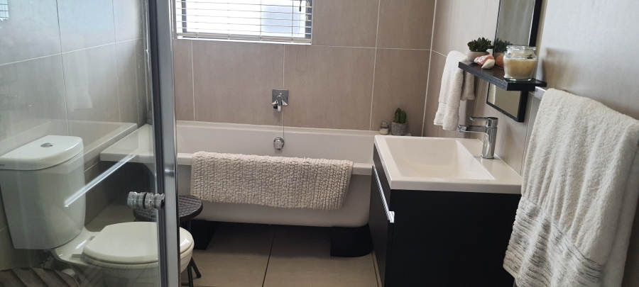 3 Bedroom Property for Sale in Greenstone Ridge Gauteng