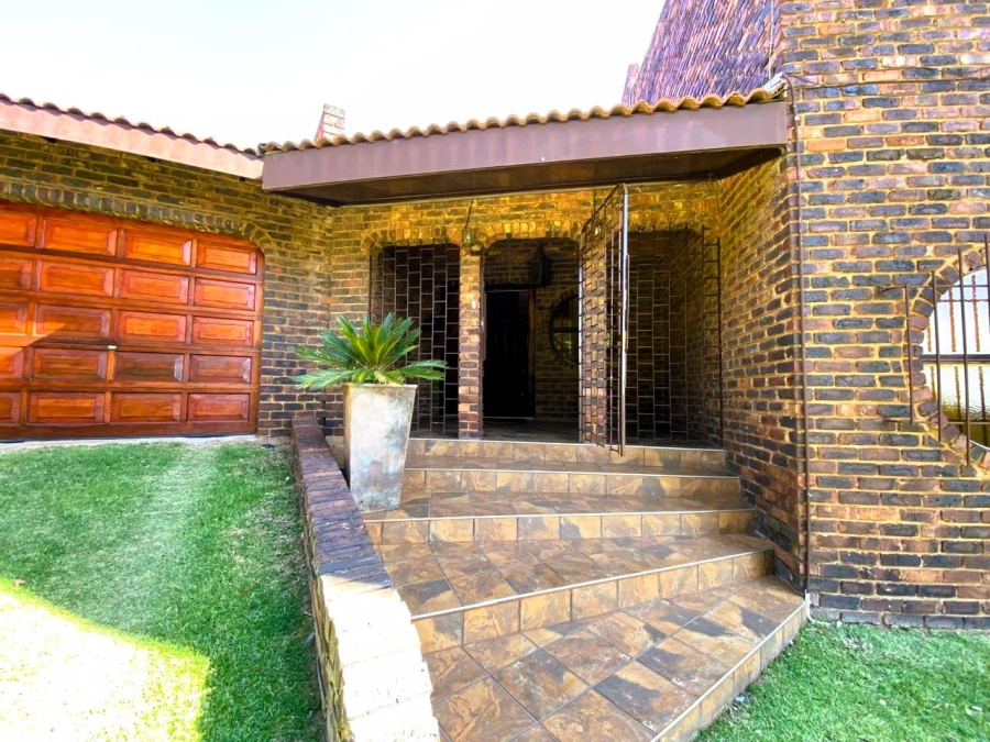 5 Bedroom Property for Sale in Golf View Gauteng