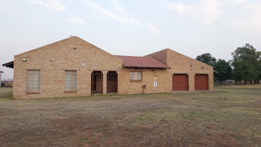 To Let 4 Bedroom Property for Rent in Lamontpark Gauteng