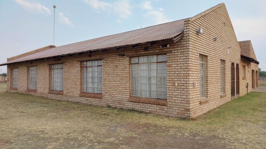 To Let 4 Bedroom Property for Rent in Lamontpark Gauteng