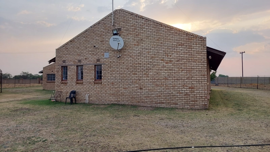 To Let 4 Bedroom Property for Rent in Lamontpark Gauteng