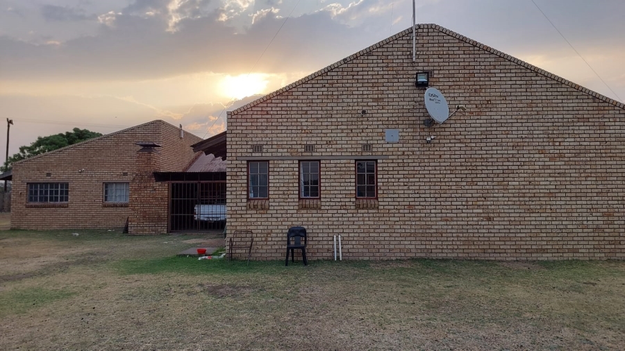 To Let 4 Bedroom Property for Rent in Lamontpark Gauteng