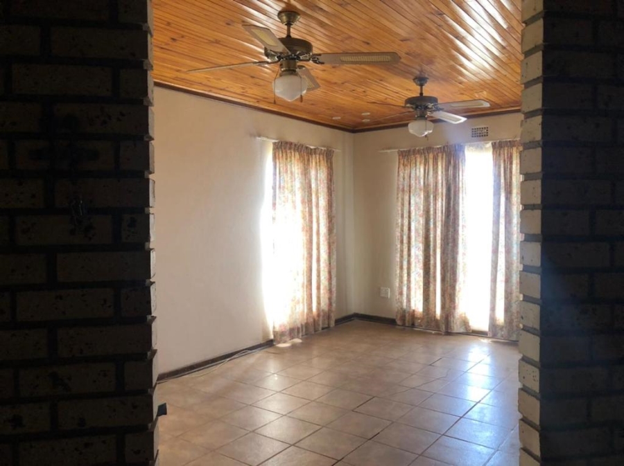 To Let 4 Bedroom Property for Rent in Lamontpark Gauteng