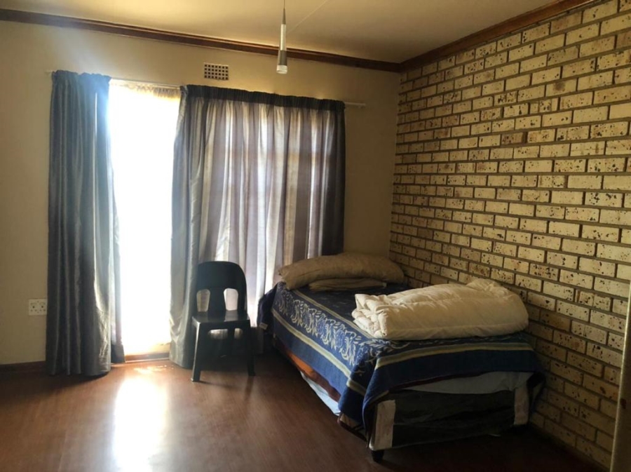 To Let 4 Bedroom Property for Rent in Lamontpark Gauteng