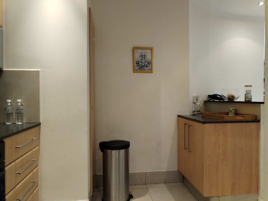 To Let 2 Bedroom Property for Rent in Sandhurst Gauteng