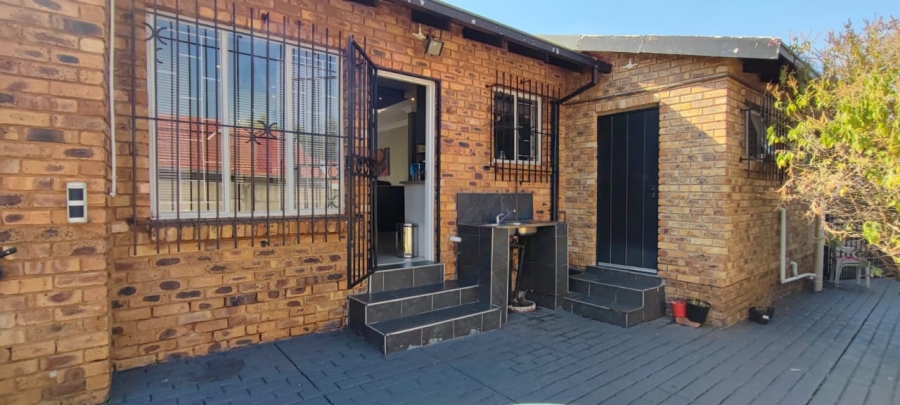 4 Bedroom Property for Sale in Heuweloord Gauteng