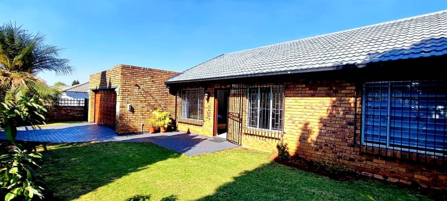 4 Bedroom Property for Sale in Heuweloord Gauteng