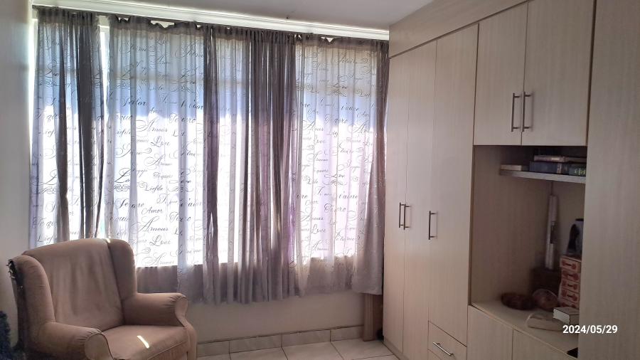 To Let 1 Bedroom Property for Rent in Waverley Gauteng