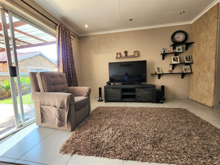 2 Bedroom Property for Sale in Heuwelsig Estate Gauteng