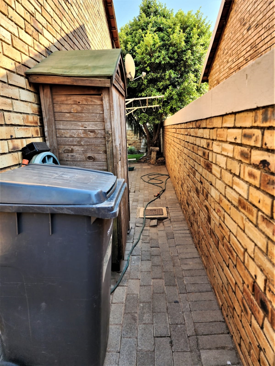 2 Bedroom Property for Sale in Heuwelsig Estate Gauteng