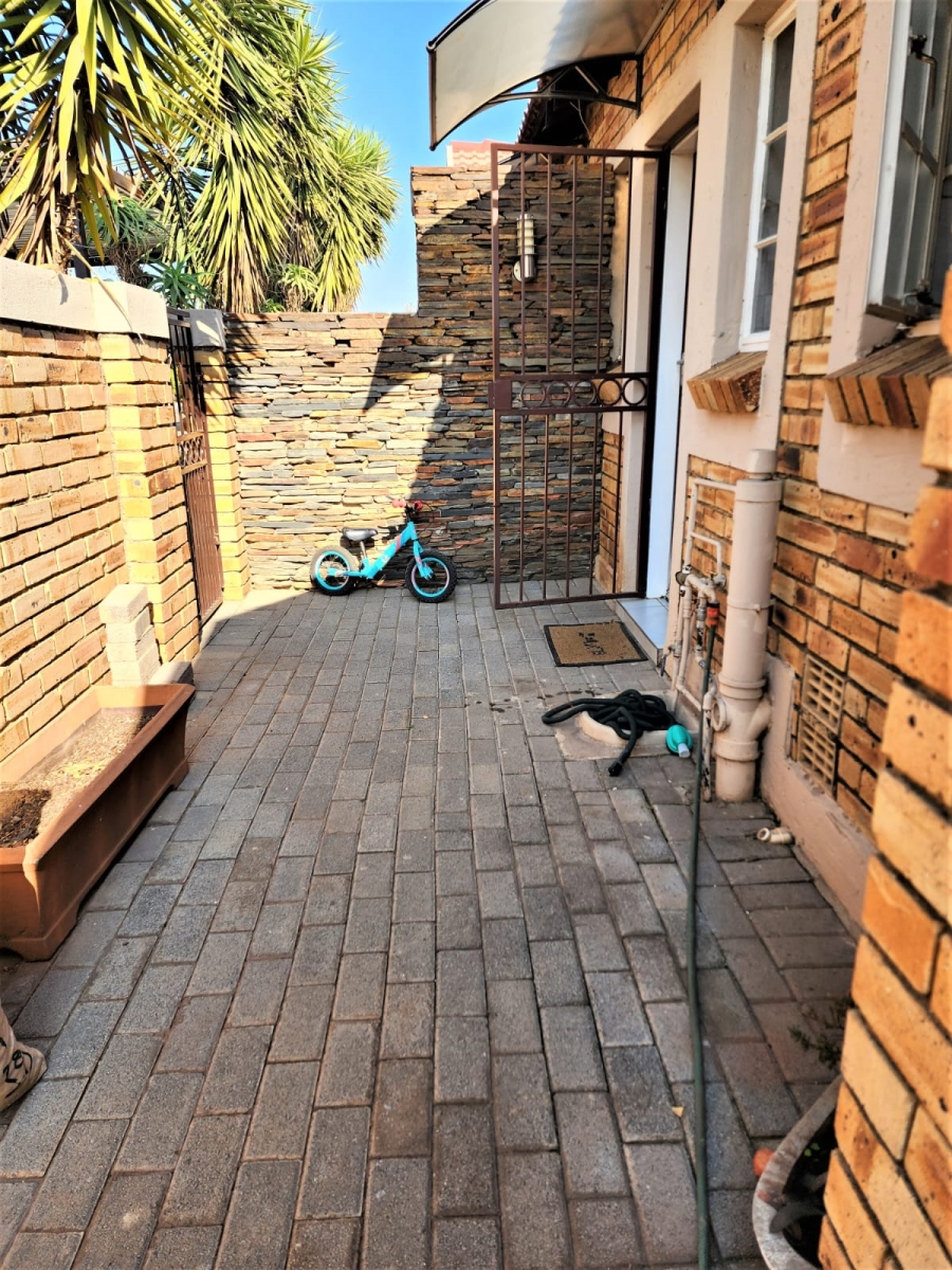 2 Bedroom Property for Sale in Heuwelsig Estate Gauteng