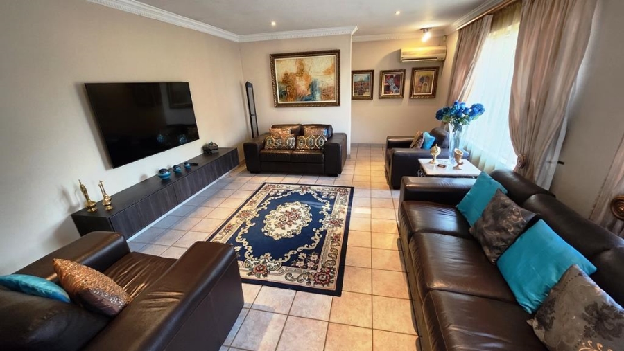 5 Bedroom Property for Sale in Wierda Park Gauteng