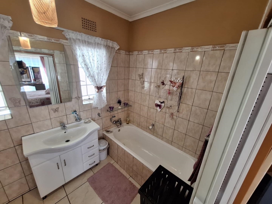 5 Bedroom Property for Sale in Wierda Park Gauteng