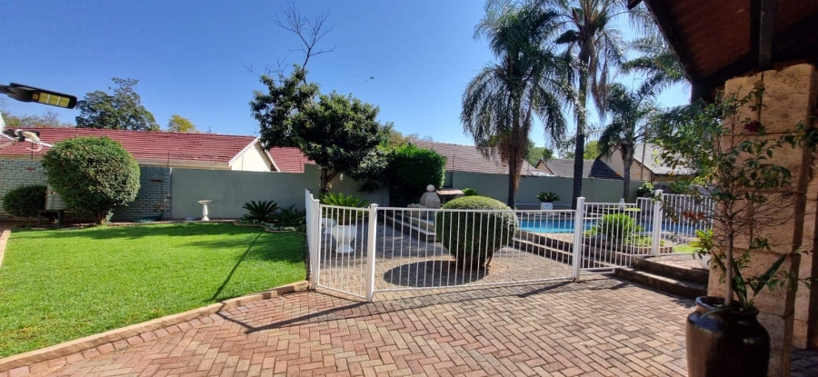 5 Bedroom Property for Sale in Wierda Park Gauteng