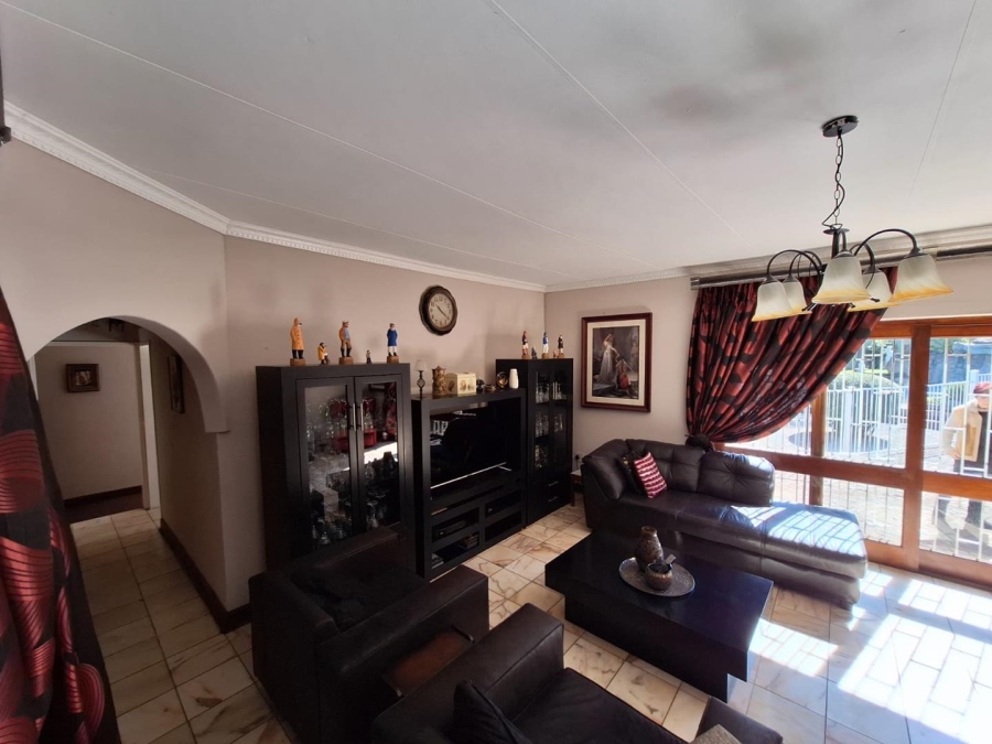 5 Bedroom Property for Sale in Wierda Park Gauteng