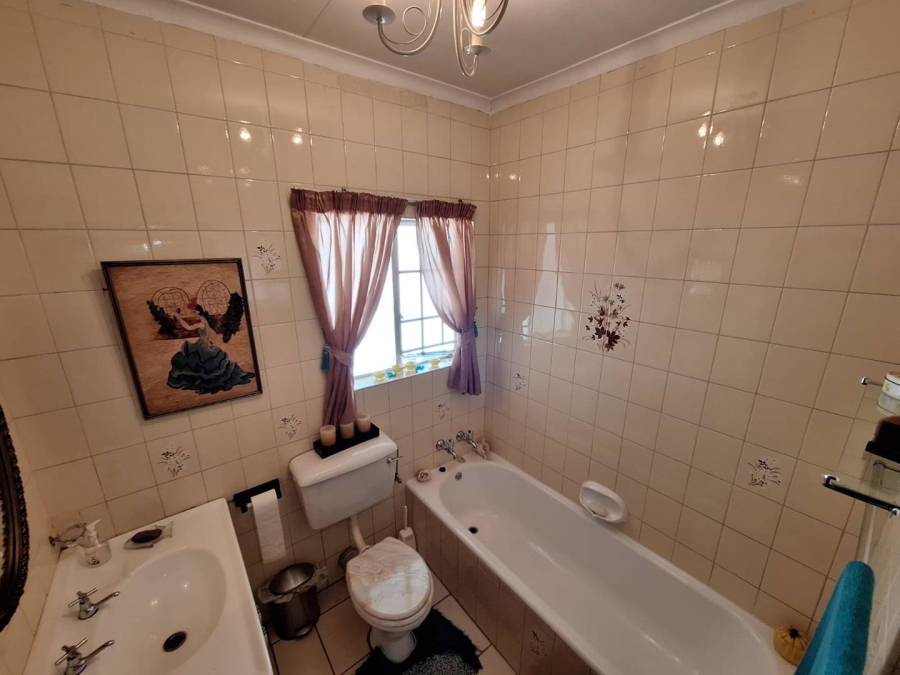 5 Bedroom Property for Sale in Wierda Park Gauteng