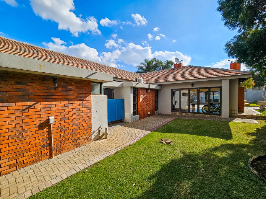 4 Bedroom Property for Sale in Faerie Glen Gauteng