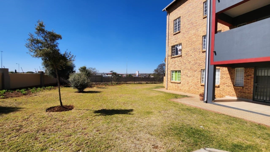 2 Bedroom Property for Sale in Monavoni Gauteng