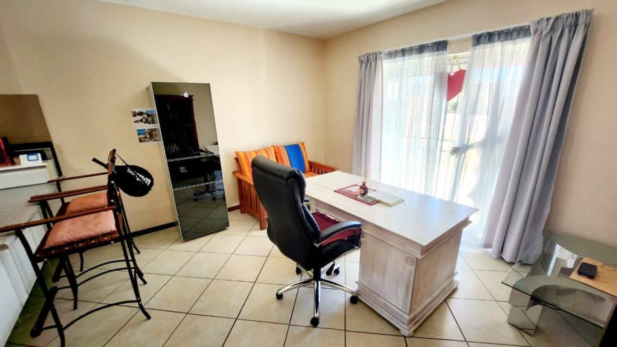 2 Bedroom Property for Sale in Monavoni Gauteng