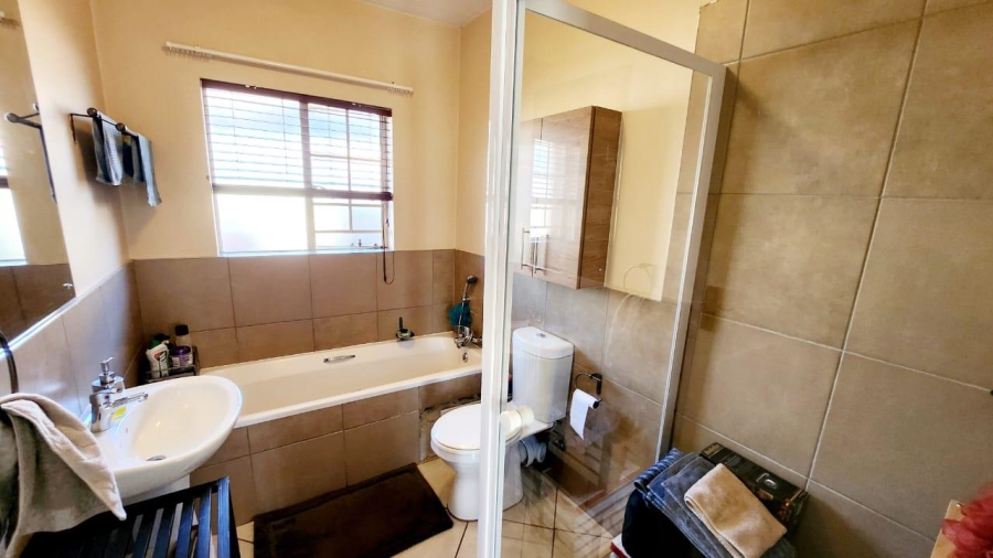 2 Bedroom Property for Sale in Monavoni Gauteng