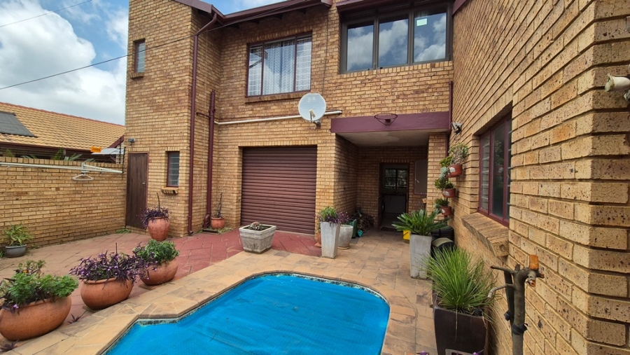 4 Bedroom Property for Sale in Eldoraigne Gauteng