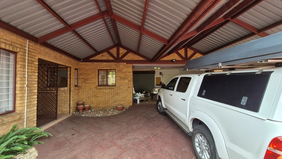 4 Bedroom Property for Sale in Eldoraigne Gauteng