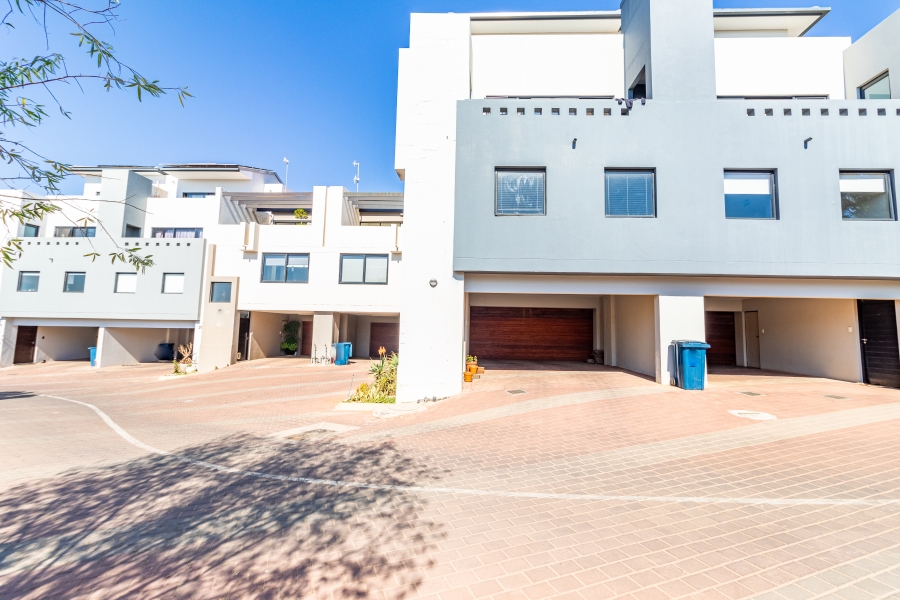 To Let 3 Bedroom Property for Rent in Lombardy Estate Gauteng