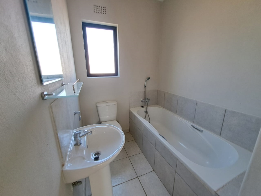 To Let 2 Bedroom Property for Rent in Kenleaf Gauteng