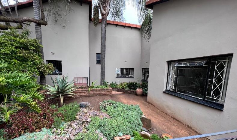 10 Bedroom Property for Sale in Laezonia Gauteng