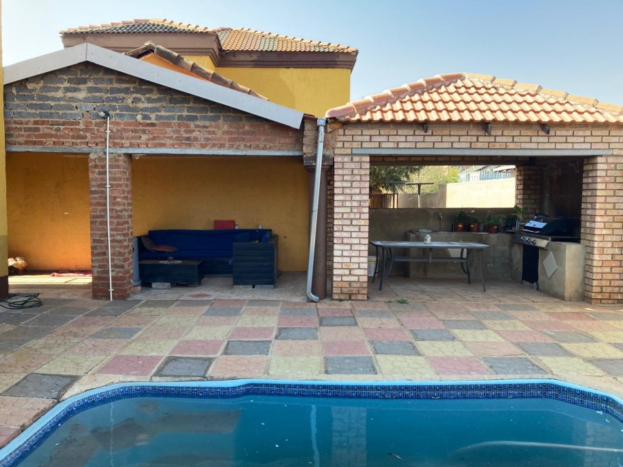 5 Bedroom Property for Sale in Zakariyya Park Gauteng