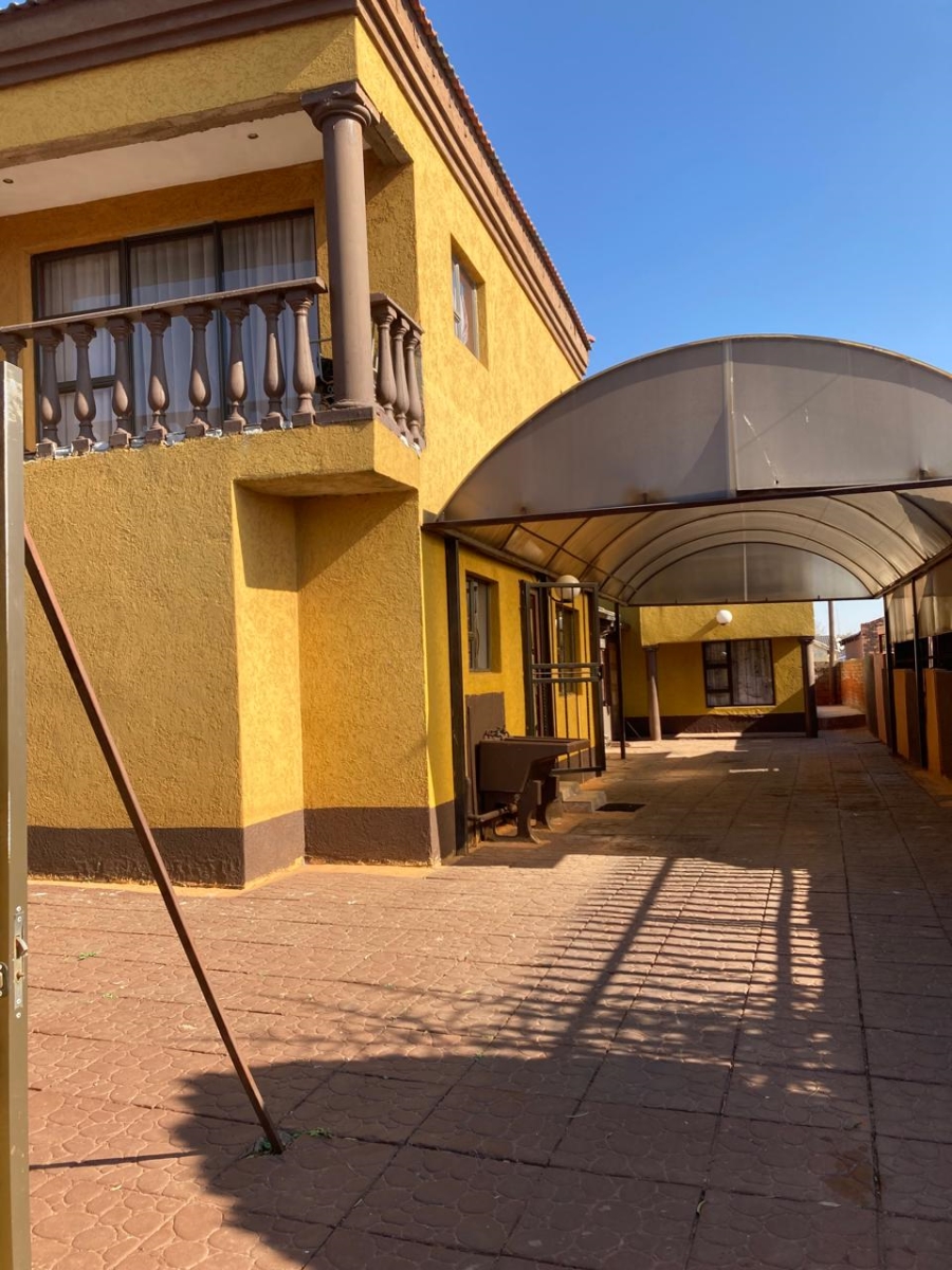 5 Bedroom Property for Sale in Zakariyya Park Gauteng