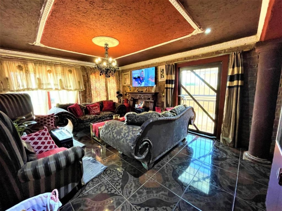 5 Bedroom Property for Sale in Zakariyya Park Gauteng