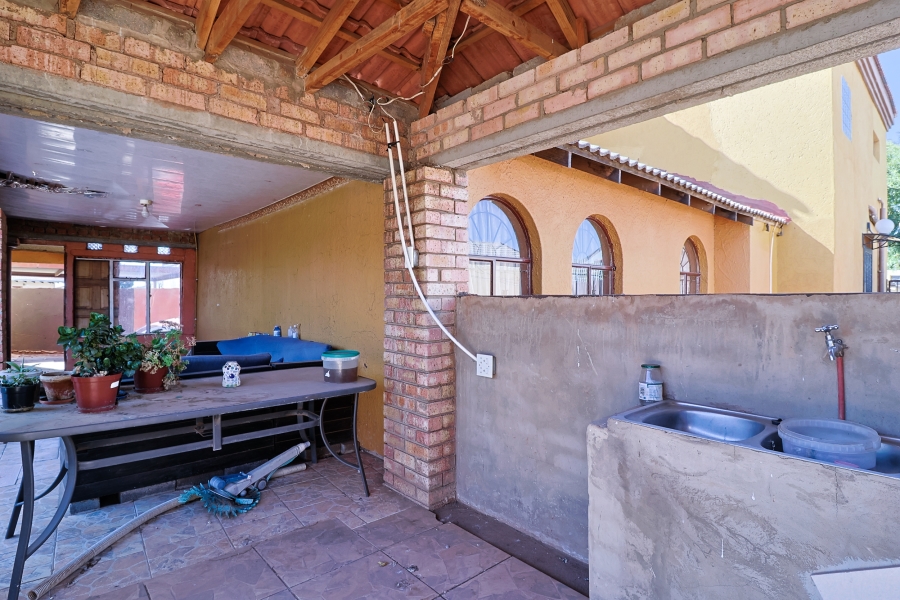 5 Bedroom Property for Sale in Zakariyya Park Gauteng