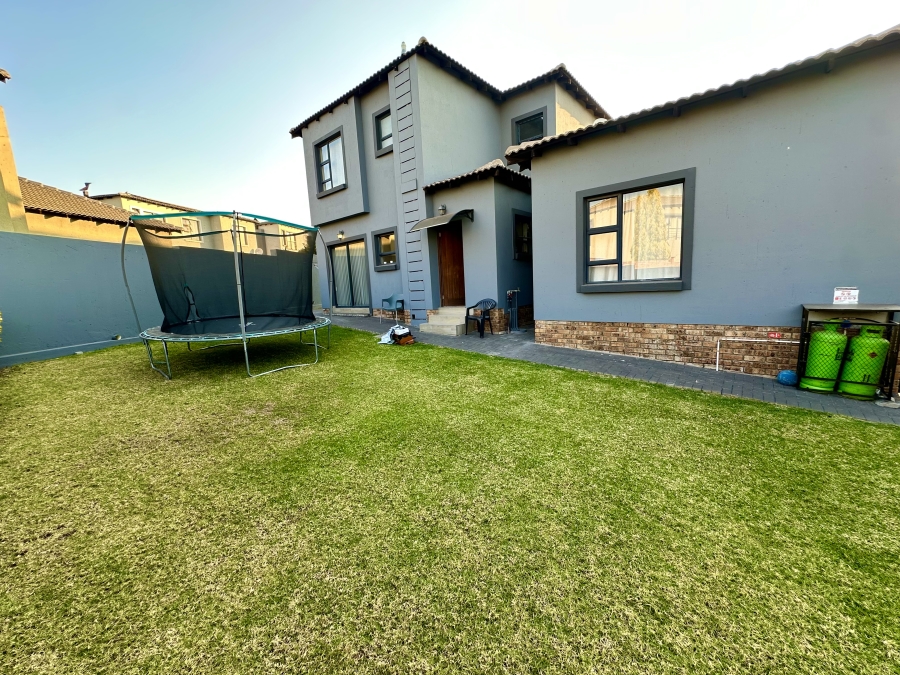 4 Bedroom Property for Sale in Thatchfield Estate Gauteng